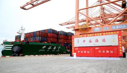 厦门港迎新启航 最大内贸集装箱船扬帆商贸新篇章